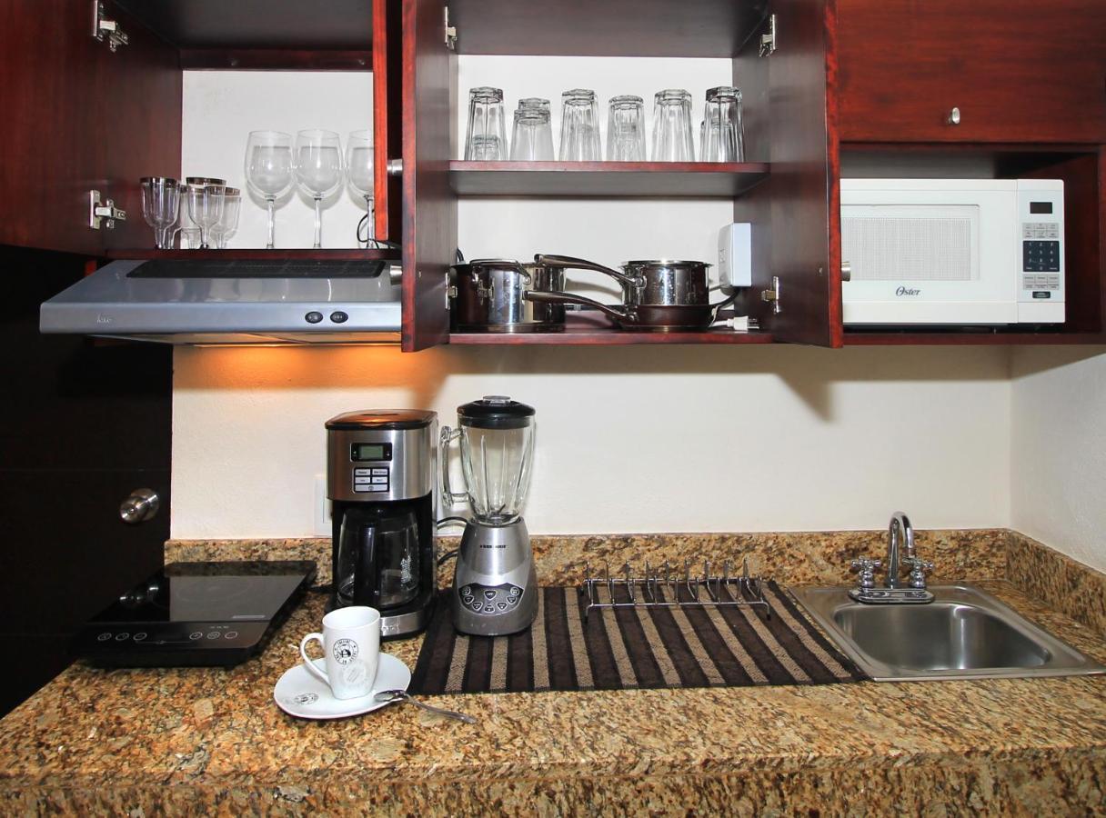 Papagayo Hotel Boutique Плая-дель-Кармен Экстерьер фото A kitchen with granite countertops