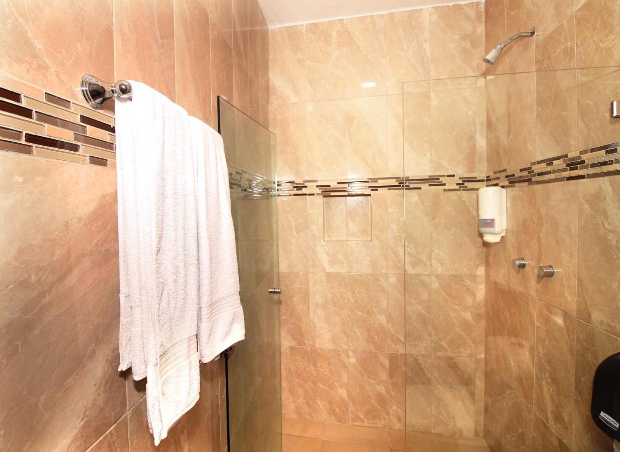 Papagayo Hotel Boutique Плая-дель-Кармен Экстерьер фото A shower with a sliding door