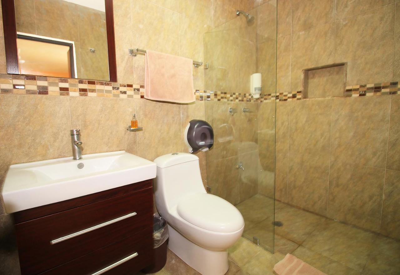 Papagayo Hotel Boutique Плая-дель-Кармен Экстерьер фото Bathroom with a shower