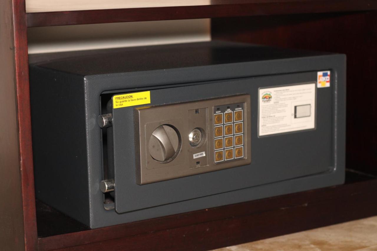 Papagayo Hotel Boutique Плая-дель-Кармен Экстерьер фото A safe